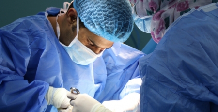 CHUC implanta dispositivo inovador em cirurgia neurológica