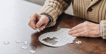 Estudos relacionam doença de Alzheimer com proteína produzida no fígado
