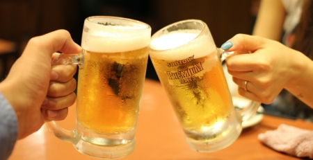 Estudo indica que beber álcool durante idade adulta é prejudicial para cérebro