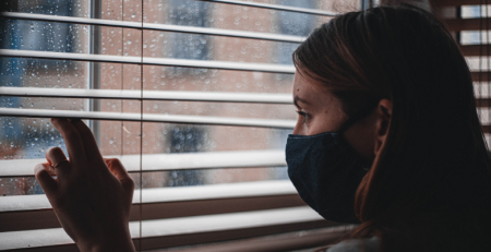 Estudo indica mais sintomas de stresse, ansiedade e depressivos em confinamento